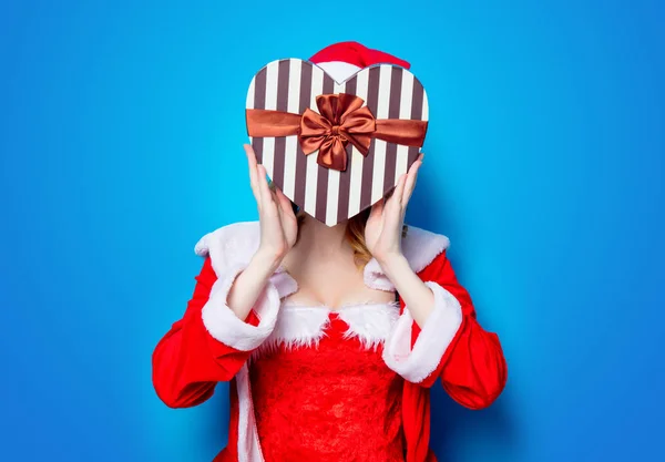 Santa menina com caixa de presente — Fotografia de Stock