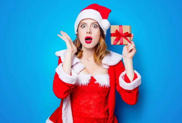 Santa menina com caixa de presente — Fotografia de Stock