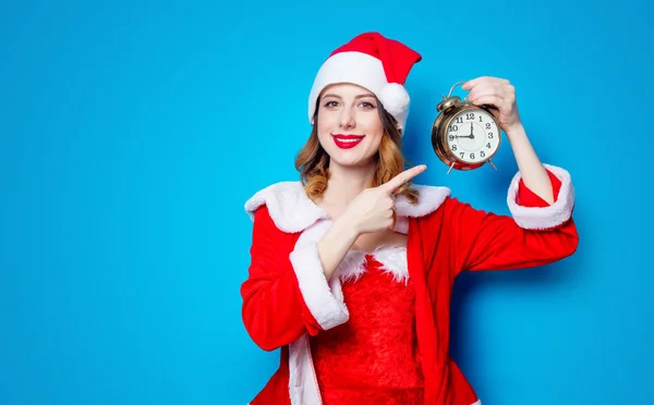 Santa chica en ropa roja con despertador —  Fotos de Stock