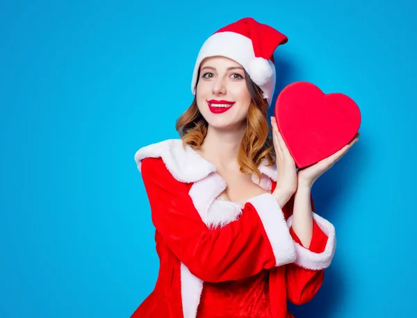 Santa menina em roupas vermelhas com caixa de presente — Fotografia de Stock