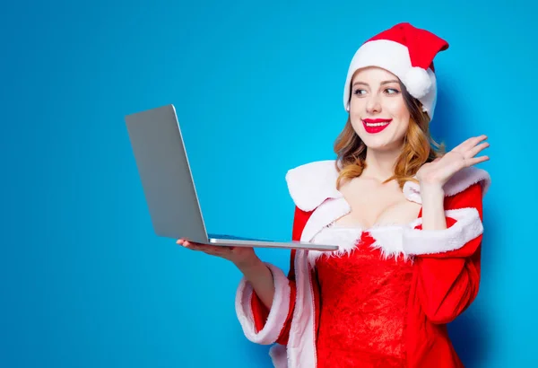 Santa meisje met laptopcomputer — Stockfoto