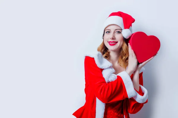 Santa menina com forma de coração presente — Fotografia de Stock