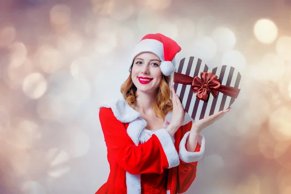 Santa ragazza con regalo a forma di cuore — Foto Stock