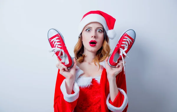 Santa ragazza in abiti rossi con scarpe da ginnastica — Foto Stock