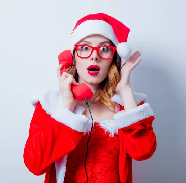 サンタ少女の眼鏡と携帯電話 — ストック写真