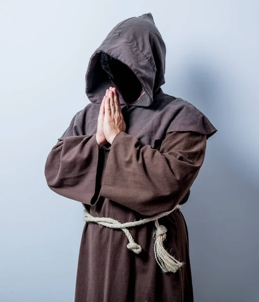 Ritratto di Giovane monaco cattolico — Foto Stock