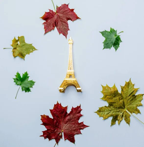 Hojas de otoño y regalo Torre Eiffel — Foto de Stock