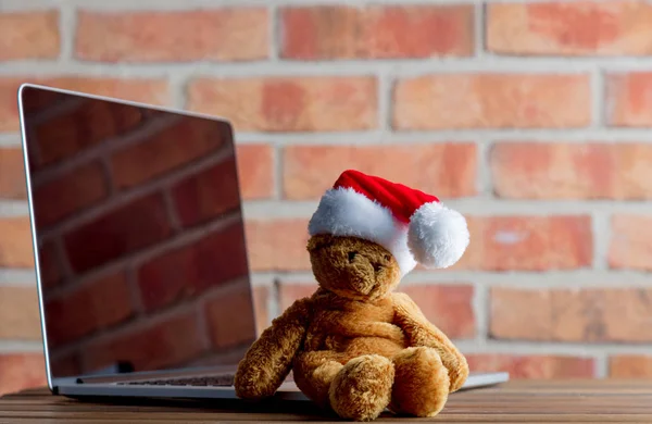 Kerst teddy bear speelgoed en laptop — Stockfoto