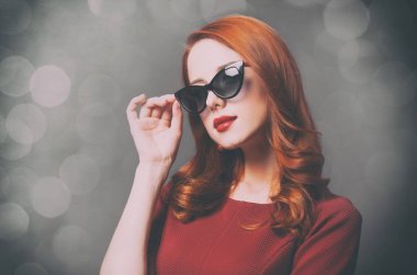 Güneş gözlüklü güzel genç kadın.