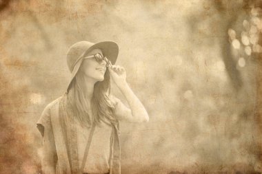 Güz parkında güzel genç bir kadın.