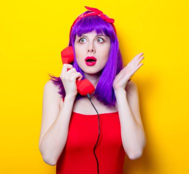 Kırmızı yakışıklı genç kadınla