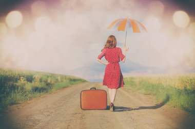 yolda bavulu olan kadın 