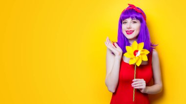 Fırıldak oyuncak olan kadın