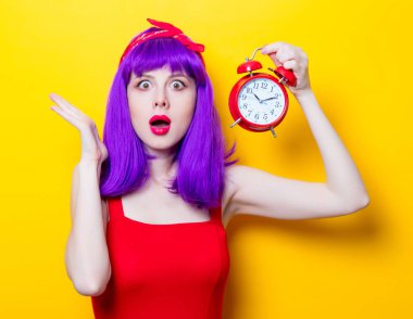 Çalar saati olan genç bir kadın.