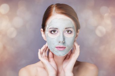 Yüzünde maske olan genç kadın 