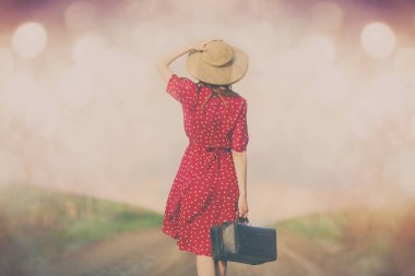 yolda bavulu olan kadın 