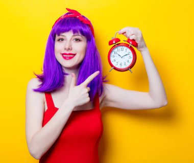 Çalar saati olan genç bir kadın.