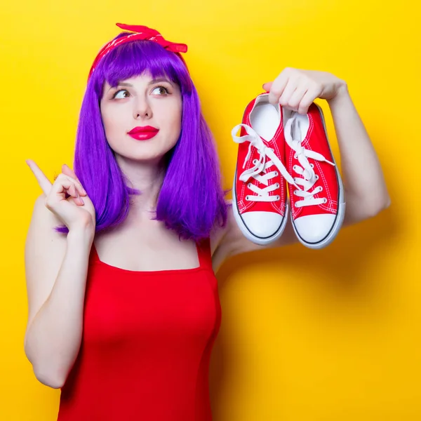 Mujer joven con zapatillas — Foto de Stock