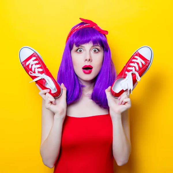 Giovane donna con sneakers — Foto Stock