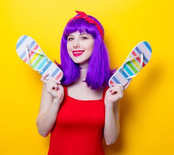 Mujer joven con chanclas de colores —  Fotos de Stock