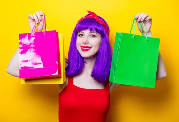 Junge Frau mit Einkaufstaschen — Stockfoto
