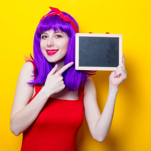 Jonge vrouw met schoolbord — Stockfoto