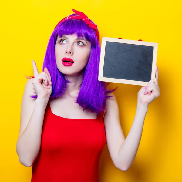 Jonge vrouw met schoolbord — Stockfoto