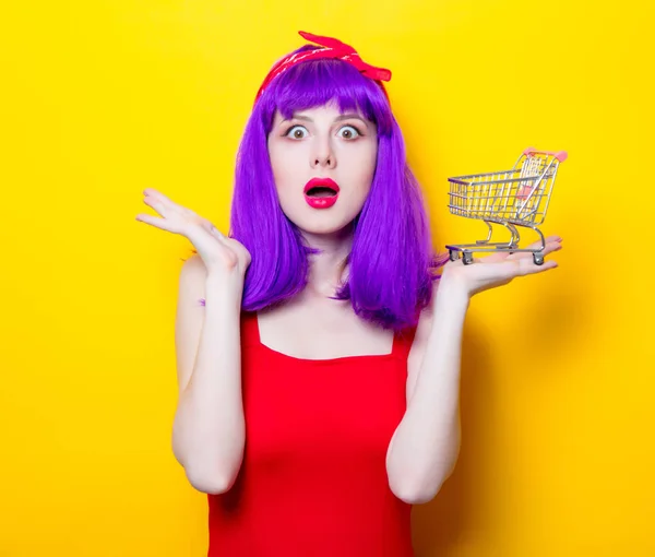 Giovane donna con piccolo carrello del supermercato — Foto Stock