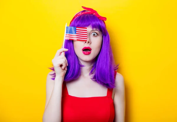 アメリカの国旗を保持している若い女性 — ストック写真