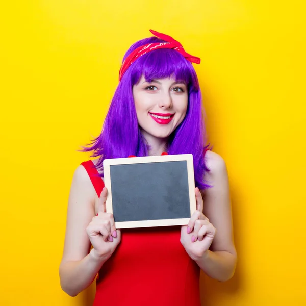 Junge Frau mit Tafel — Stockfoto