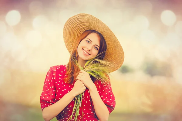 Vacker ung kvinna med gren av vete — Stockfoto