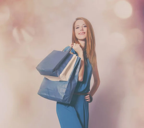 Belle jeune femme avec des sacs à provisions — Photo