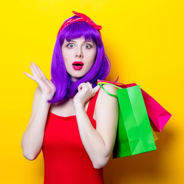 Jeune femme avec des sacs à provisions — Photo