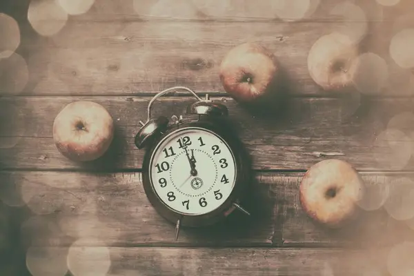 Delicious apples and alarm clock — Stock Photo, Image