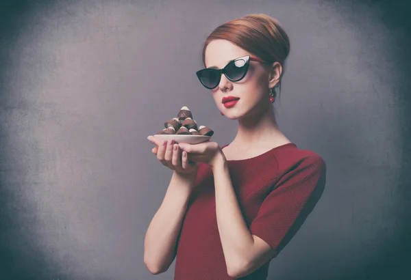 Beautiful young woman with candies — Stock Photo, Image