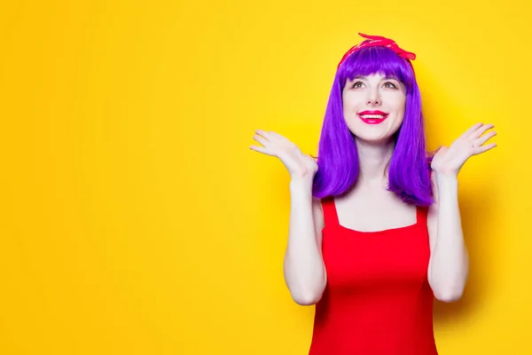 Mulher jovem com cabelo roxo — Fotografia de Stock