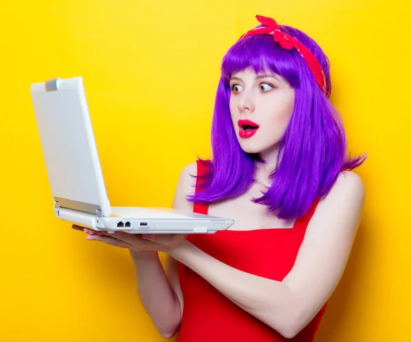 Young woman with laptop — Stock Photo, Image