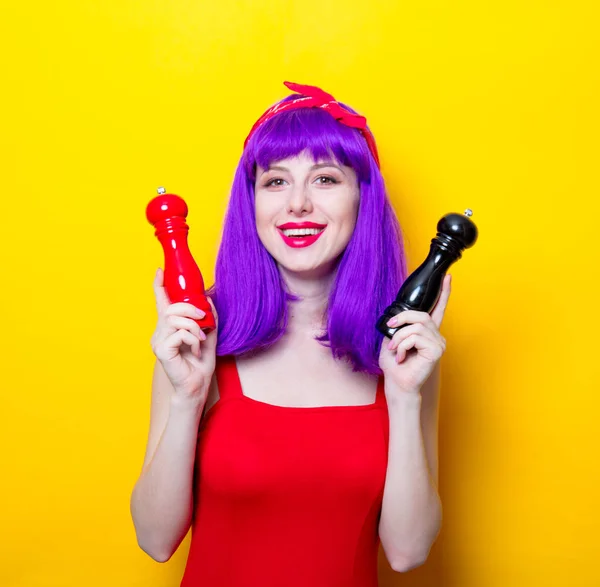 Young woman holding salt and pepper — Stock Photo, Image