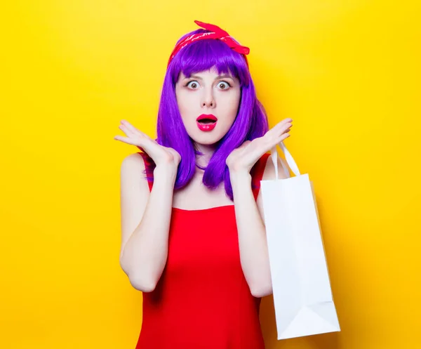 Young woman with shopping bag — Stock Photo, Image