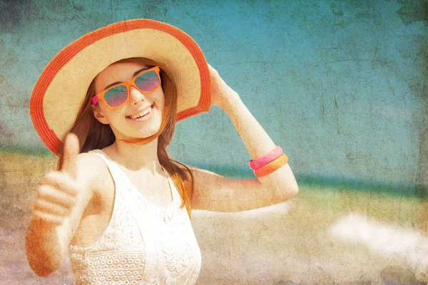 Jovem mulher de chapéu e óculos de sol — Fotografia de Stock