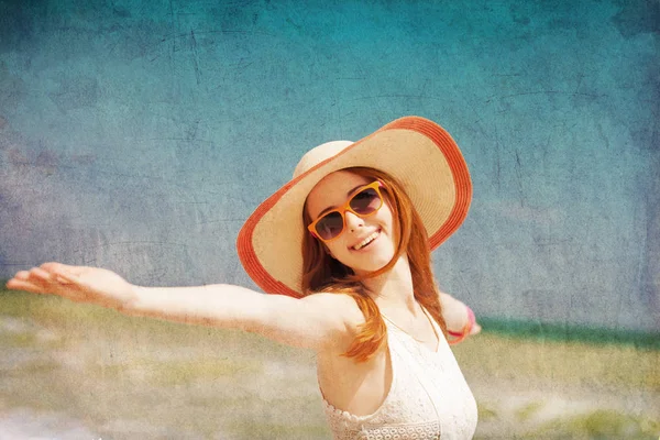 Jovem mulher de chapéu e óculos de sol — Fotografia de Stock