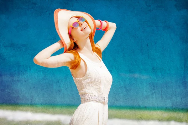 Şapka ve güneş gözlüğü genç kadın — Stok fotoğraf
