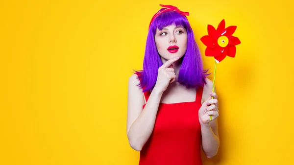 Jovem mulher com pinwheel brinquedo — Fotografia de Stock