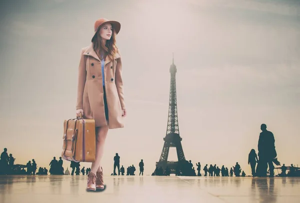 Vacker ung kvinna med resväska — Stockfoto