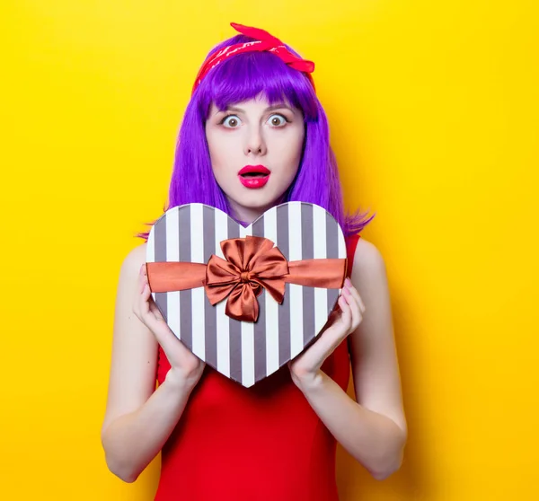 Jeune femme avec boîte en forme de coeur — Photo