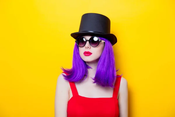 Young woman in hat and sunglasses — Stock Photo, Image