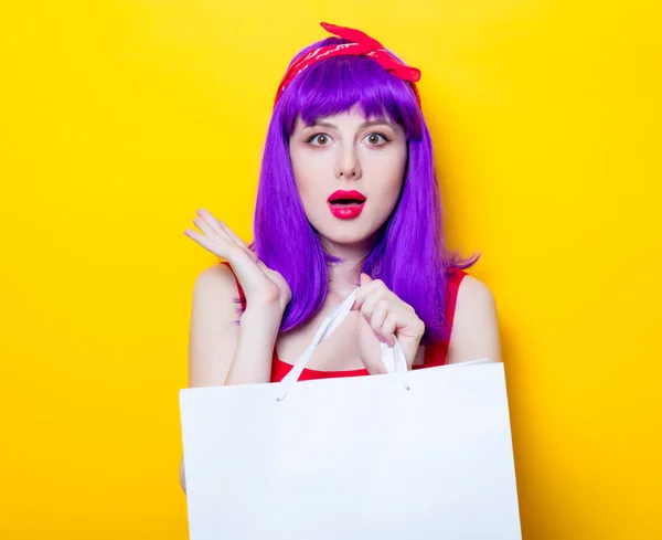 Mujer joven con bolsa de compras —  Fotos de Stock