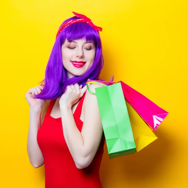 Jeune femme avec des sacs à provisions — Photo