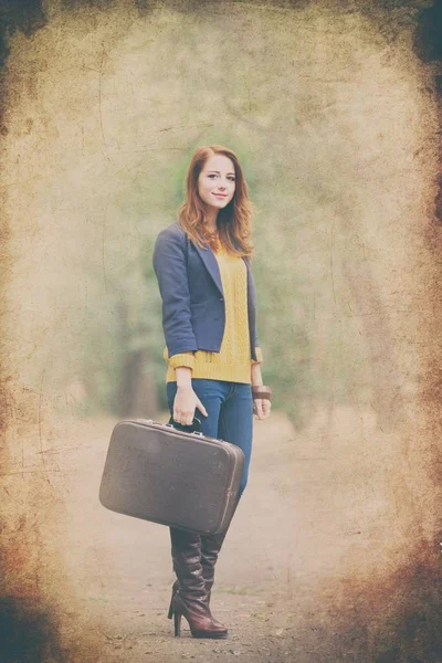 Piękna młoda kobieta z walizką — Zdjęcie stockowe