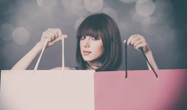 Jeune femme avec des sacs à provisions — Photo